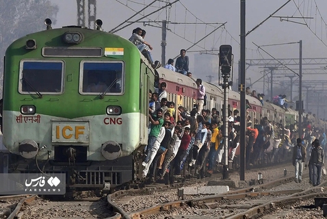 ازدحام جمعیت در  راه آهن هند