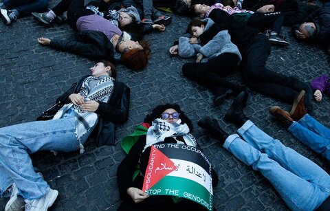اعتراض نمادین به کشتار مردم غزه در بارسلونای اسپانیا