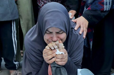 وداع مادر فلسطینی با کودکش 
