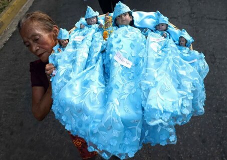 حمل  مجسمه های عیسی نوزاد در راهپیمایی در السالوادور