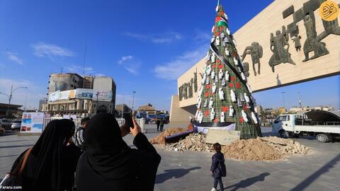 درخت کریسمس متفاوت در میدان تحریر بغداد برای جلب توجه بیش از ۹ هزار کودک کشته شده توسط اسرائیل در غزه