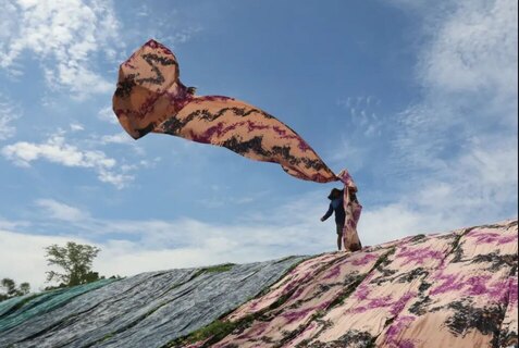 خشک کردن پارچه های رنگ آمیزی شده در اندونزی