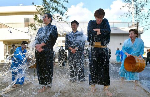 سنت پاشیدن آب سرد به روی 3 مرد تازه ازدواج کرده ژاپنی