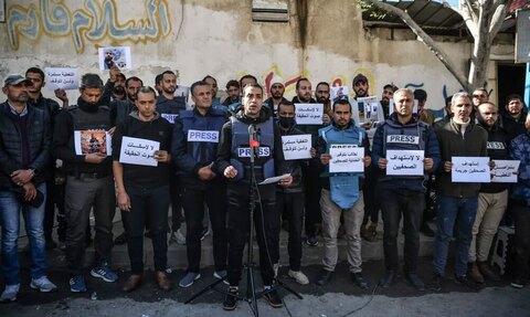 تجمع خبرنگاران فلسطینی در اعتراض به کشتار بیش از 100 خبرنگار در حملات اسراییل 