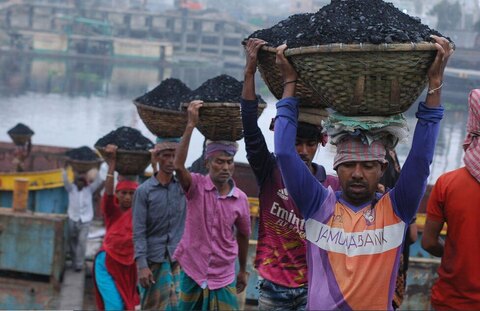 تخلیه محموله زغال سنگ از یک کشتی دربنگلادش