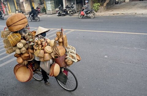 یک دوچرخه سوار دستفروش در شهر هانوی ویتنام