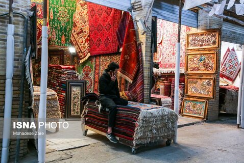 یک فروشنده در بازار تاریخی فرش مشهد 