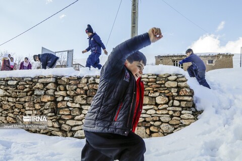 شادی بچه های مدرسه روستای کاکوذکریا از برف