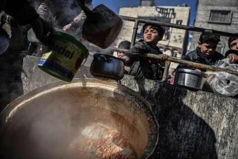توزیع غذا در میان آوارگان جنگ در نوار غزه