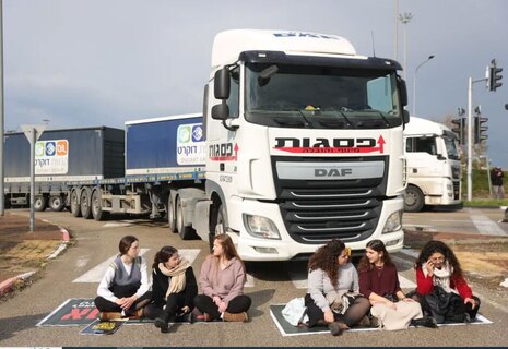 بستن مسیر عبوری کامیون های حامل کمک های بشردوستانه به مردم غزه توسط گروهی از شهروندان اسراییل