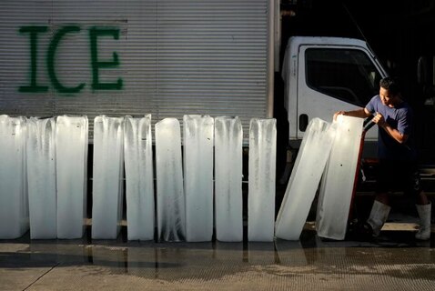 آماده سازی یخ برای بازار مافی فروشان در فیلیپین