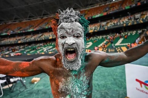 شادی هوادار تیم فوتبال ساحل عاج برای قهرمانی در جام ملت های آفریقا