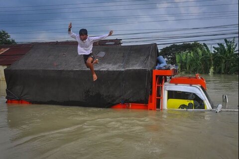 پرش نوجوان اندونزیایی به درون سیلاب 