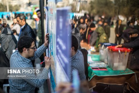 نمازگزاران تهرانی پای صندوق رای