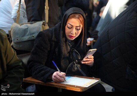 یک رای دهنده در  صندوق اخذ رای تهران