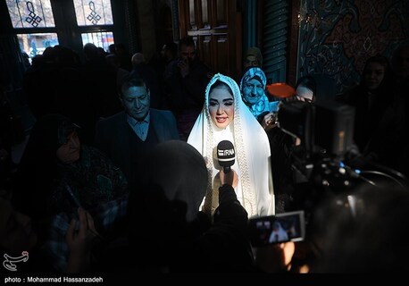 یک عروس و داماد در شعبه اخذ رای در تهران