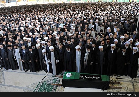 اقامه نماز رهبر انقلاب بر پیکر «آیت‌الله»
