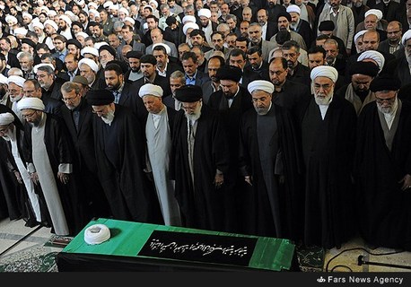 اقامه نماز رهبر انقلاب بر پیکر «آیت‌الله»