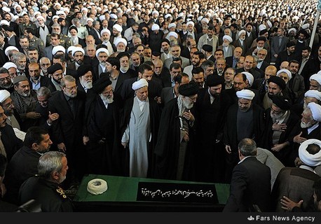 اقامه نماز رهبر انقلاب بر پیکر «آیت‌الله»