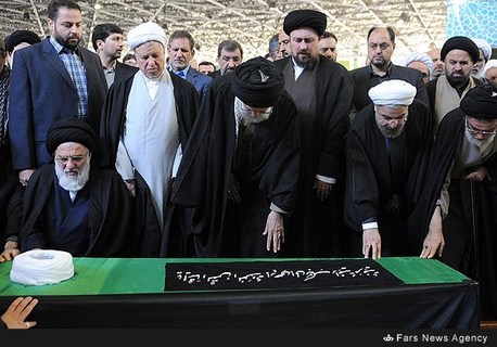 اقامه نماز رهبر انقلاب بر پیکر «آیت‌الله»