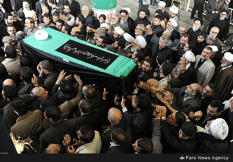 اقامه نماز رهبر انقلاب بر پیکر «آیت‌الله»