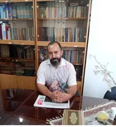 اولین کار پارچه نویسی خود را با شوق و اشتیاق برای آشپزی که سفارش داده بود شروع کرد و نوشتم «حلیم بادمجان موجود است».