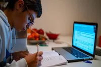 مکان تحصیل دانش آموزان ایرانی خارج از کشور فراهم است