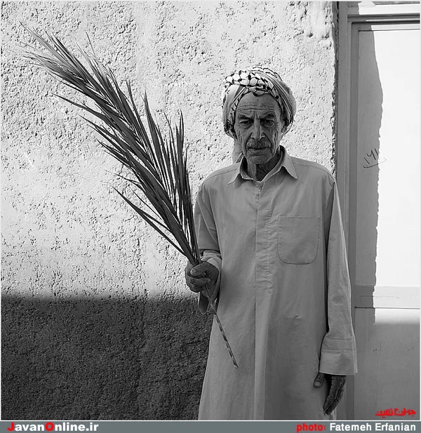 مردي از اهالي روستاي &laquo; سوره &raquo; در خرمشهر -  او بشدت از صحبت كردن واهمه دارد و با وجود مشكلات فراواني كه دارد حاضر به گفتگو نمي شود و از ترس اينكه براي خود و خانواده اش مشكلي پيش نيايد حتي از گفتن نام خود امتنا مي كند .
