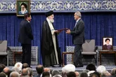 لحظه اهدای حکم تنفیذ ریاست جمهوری چهاردهم توسط رهبر انقلاب