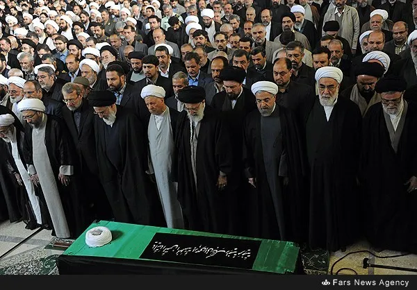 اقامه نماز رهبر انقلاب بر پیکر &laquo;آیت&zwnj;الله&raquo;