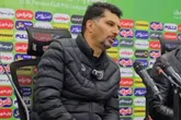 سرمربی آلومینیوم اراک در پاسخ به خبرنگار روزنامه جوان: وقتی میخواید فوتبال بازی کنید باید شرایط آن باشد، در این زمین نمی‌توان بازی کرد
