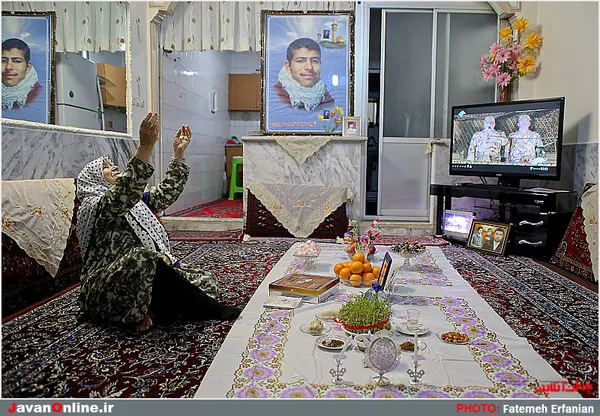 ماه منير در لحظه تحويل سال 1393 كنار سفره هفت سيني كه با وسواس چيده است در حال دعاست  . فرزندان و نوه ها درگير كارهاي خود بوده و نتوانسته اند سال را در كنار مادر تحويل كنند . 