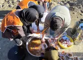 آیین غذا دهی به جانداران در پارک کودک سنندج