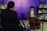 گفتگوی رهبر انقلاب با خبرنگار صداوسیما در نمایشگاه کتاب تهران: هیچ چیزی جای کتاب را نمی‌گیرد
