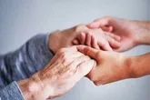 علاج این بیماری صعب در دست‌های خانواده است