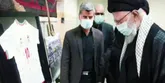 اهدای پیراهن تیم ملی فوتبال نوجوانان به رهبر انقلاب