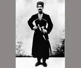 هر کس آن‌ها را محترم بداند از شرف و انصاف بویی نبرده است!