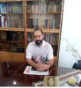 اولین کار پارچه نویسی خود را با شوق و اشتیاق برای آشپزی که سفارش داده بود شروع کرد و نوشتم «حلیم بادمجان موجود است».