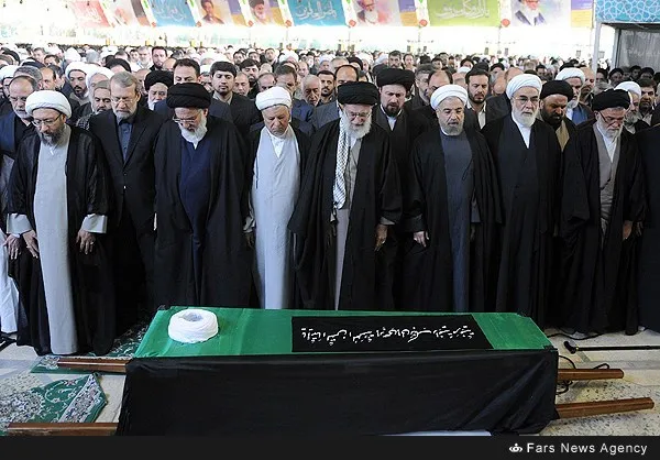اقامه نماز رهبر انقلاب بر پیکر &laquo;آیت&zwnj;الله&raquo;