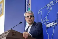 تشییع شهید کاظمی ادای احترام به قهرمانی است که بر عهد خود با میهن ایستاد