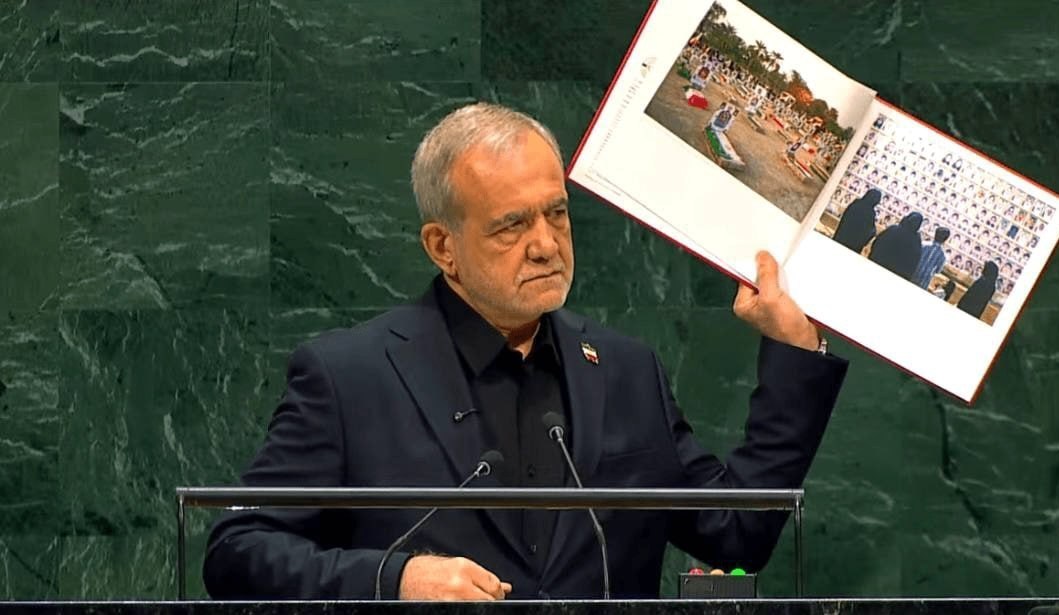پزشکیان عکس امام شهید و کودکان میناب را در سازمان ملل بالا برد پزشکیان عکس امام شهید و کودکان میناب را در سازمان ملل بالا برد
