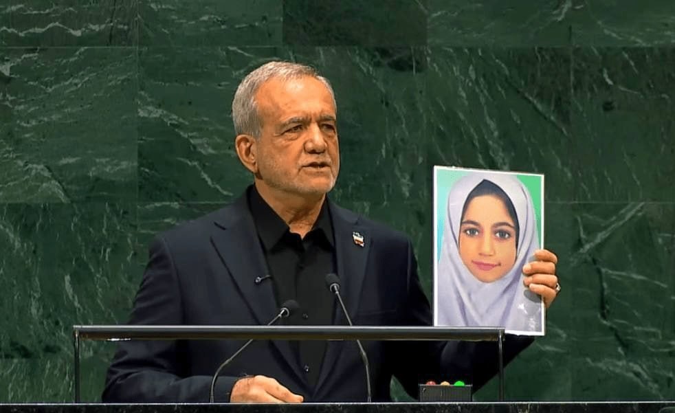 پزشکیان عکس امام شهید و کودکان میناب را در سازمان ملل بالا برد پزشکیان عکس امام شهید و کودکان میناب را در سازمان ملل بالا برد