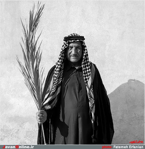 راضي براجعه متولد 1332 محله مستاوي خرمشهر -  او قبل از انقلاب در تظاهرات عليه شاه شركت داشت و پس از آن نيز عضو كميته انقلاب شد و به همراه ديگر عشاير عرب با چوب از شهر حراست مي كرد . درهنگام تصرف خرمشهر عراقي ها او و خانواده اش را اسير كردند و در اردوگاه اسرا پيشنهاد همكاري به او را دادند ، اما او با گفتن اينكه حاضر به خيانت به وطنش نيست از همكاري سرباز مي زند و به زندان ابوغريب منتقل مي شود . بعد از آزادي خرمشهر موفق به فرار و بازگشت مي شود و در عمليات هاي دارخوين ، &zwnj;سوسنگرد ،&zwnj; دهلران و كربلاي 5 شركت مي كند . او كه قبل از جنگ دو خانه در اهواز و خرمشهر داشته ، &zwnj;اكنون هيچ چيز ندارد و حتي كارت آزادگي نيز برايش صادرنشده است و در روستاي سوره خرمشهر زندگي مي كند .