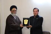 نشان سفیر ورزش همگانی به امام جمعه تبریز اهدا شد