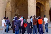 استفاده از راهنمای گردشگران نابینا در شیراز