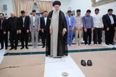 فیلم اقامه نماز جماعت جمعی از مدال‌آوران المپیادهای علمی به امامت رهبر انقلاب