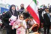  مردم در موکب خادمان قرآن سوره فتح را هدیه مدافعان وطن می‌کنند