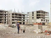 وام‌ها آب می‌روند، خانه‌ها همچنان دور می‌مانند