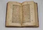 رونمایی از نسخه خطی کتاب اهدایی رهبر شهید به کتابخانه حرم رضوی