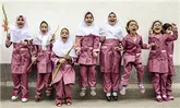 اهدای شاخه‌ای گل برای اثبات همراهی نوآموزان با پلیس